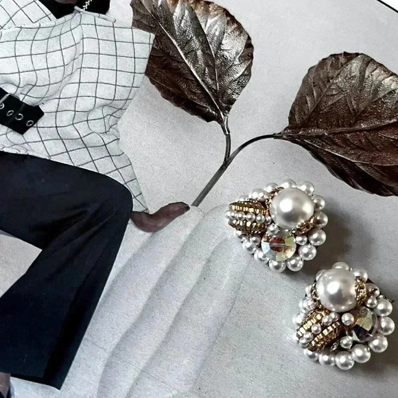 Vintage Gold Cluster Pearl and Rhinestone Clip On Earrings - Picture 2 of 5